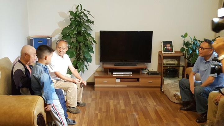 云南省总工会主席张百如到云南南宫ng28集团难题职工家里送温暖