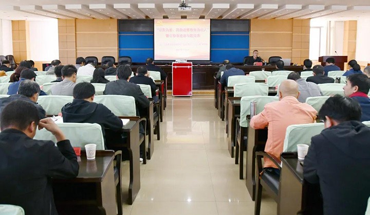 云维集团开展“以案为鉴，，，，以身边事教育身边人”警示教育专题党课