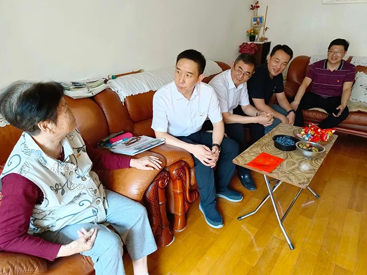 走访慰问老党员　不忘初心送眷注——云煤（南宫ng28）集团党委副书记、工会主席王鑫到老干党总支开展“七一”慰问活动
