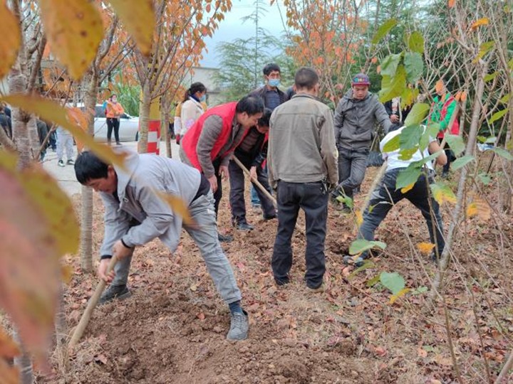 提升墟落人居情形 共绘墟落新画卷——集团驻村事情队与寿山村群众共建；ù蟮