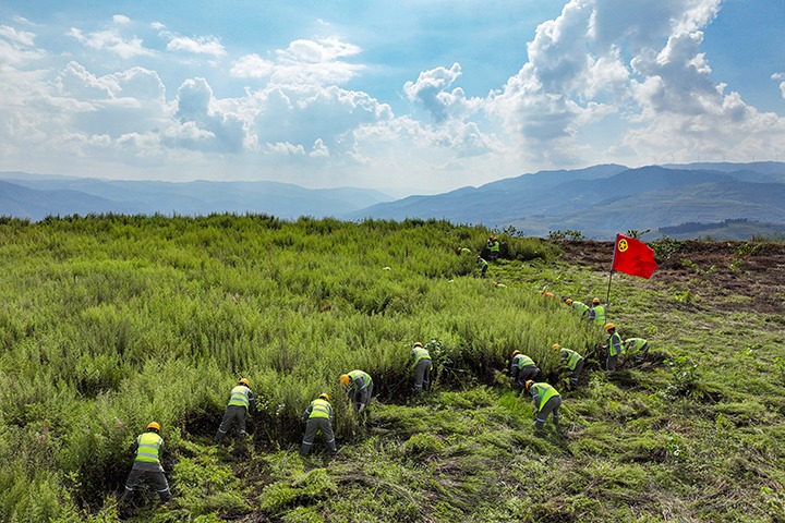 “镜”指“幕后英雄”！ 先锋煤业职工以汗水铸就责任，，，共绘企业生长优美蓝图